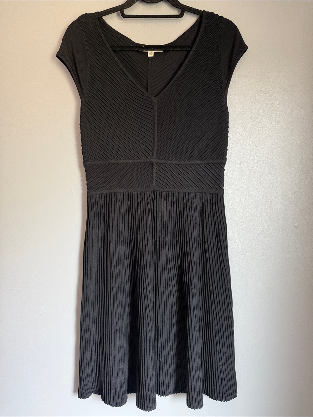 41 Hawthorn Classic Black Pleated V-Neck Chevron Texture Cap Sleeve Dress Size M